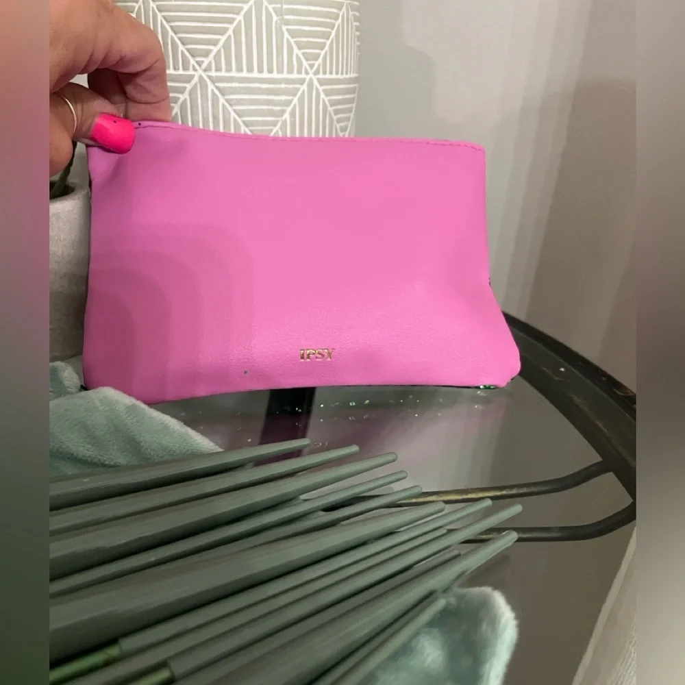 Ipsy glitter makeup bag w/13pcs Soft Makeup Brush Set for daily use.🌿🆕🌿